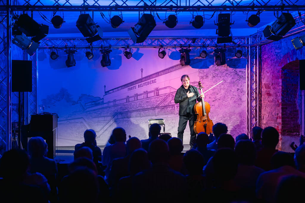 Jan Vogler | Jan Vogler spielt Bach im Forte Belvedere Leisnig zum Festival Hallo Leisnig 2022. - Realisiert mit Pictrs.com