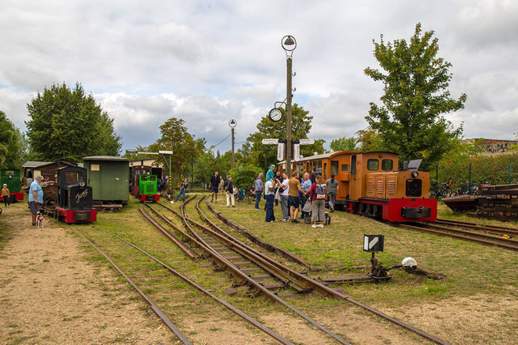 Museumsfeldbahn Lindenau | Entdecke über 20 Kategorien Leipzig-Motive: Foto-Downloads, hochwertige Poster, Leinwand- & Fine-Art-Prints. Jetzt Lieblingsfoto im Bildlexikon Leipzig Shop bestellen!