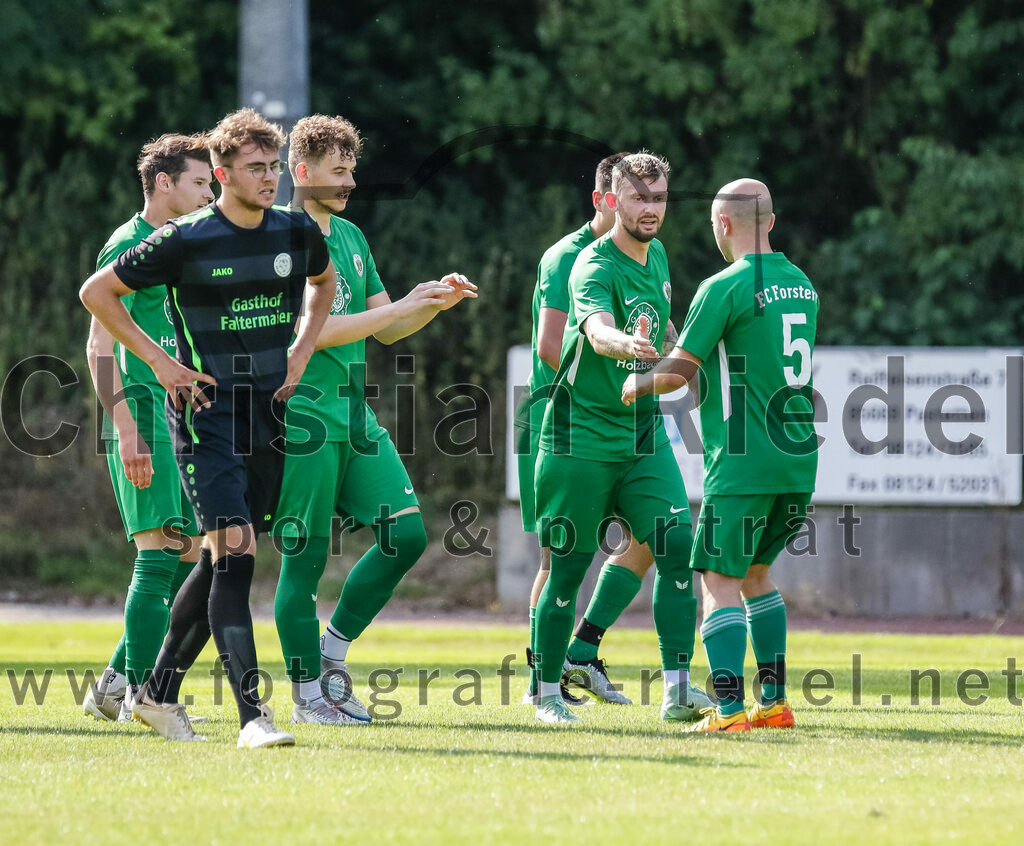 2023-07-09_025_FC_Forstern_gegen_SpVgg_Neuching | Forstern, Deutschland, 09.07.2023:
Fußball, Kreisklasse 2023 / 2024, Testspiel, FC Forstern gegen SpVgg Neuching, Endergebnis: 2:4

Jubel nach dem 1:0 durch Bastian Keilhacker (FC Forstern, #4)
Lukas Schindlbeck (SpVgg Neuching, #15), Alexander Huber (FC Forstern, #10)Andreas Ullmann (FC Forstern, #11), Johannes Kern (FC Forstern, #5)

Foto: Christian Riedel / fotografie-riedel.net