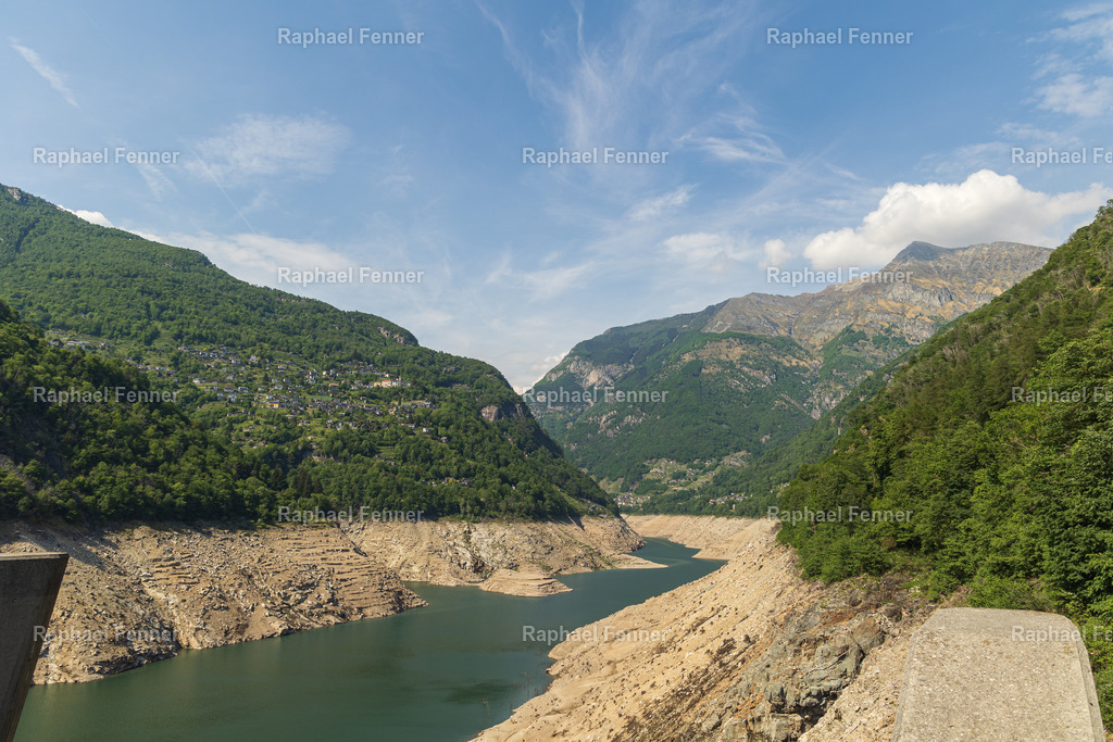 Blick auf den Lago di Vogorno | Aufgenommen im unteren Teil des Val Verzasca mit Blick auf den Lago di Vogorno. Die trockenen Ufer und das türkisfarbene Wasser wirken eindrucksvoll inmitten der steilen grünen Berghänge – ein faszinierender Kontrast zwischen Natur und Wasserlandschaft im Tessin.