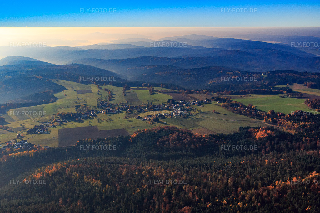 Luftbild: Ortauf einer großen Lichtung auf den Höhen des Odenwalds im Ortsteil Bullau in Erbach im Bundesland Hessen in Deutschland. Foto: IMG_084968.jpg vom 01.11.2015 durch Werner Riehm/FLY-FOTO.de