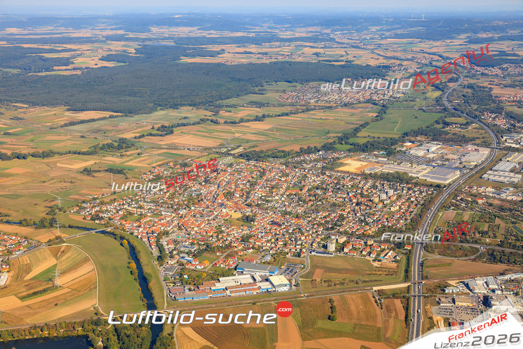 Die Luftaufnahme der Stadt Hallstadt wurde vom UL-Flugzeug heraus erstellt ( keine Drohne )- hohe Auflösung für beste Qualität