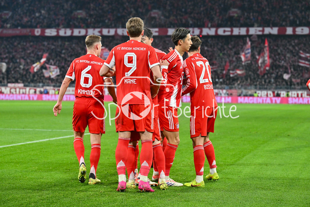 FC Bayern München - 1. FSV Mainz 05 | MUNICH, GERMANY - 14. DECEMBER: Jubel der Bayern nach dem Treffer zum 1-0 durch Lennart KARL (FC Bayern Munich 42) / Tor / Torschuetze / Freude / Happy während dem Bundesligamatch zwischen dem FC Bayern München und dem 1. FSV Mainz 05 am 14. Spieltag in der Allianz Arena / DFL REGULATIONS PROHIBIT ANY USE OF PHOTOGRAPHS AS IMAGE SEQUENCES AND/OR QUASI-VIDEO / Joshua KIMMICH (FC Bayern Munich 6), Harry KANE (FC Bayern Munich 9), Minjae KIM (FC Bayern Munich 3), TOM BISCHOF (FC Bayern Munich 20)