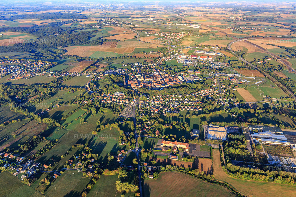 Aerial view: View of the town from the east in Phalsbourg in the state Moselle, France. – Photo: IMG_111681.jpg taken on 09/16/2018 by Werner Riehm/FLY-FOTO.com – Resolution of the original: 5472 x 3648 px