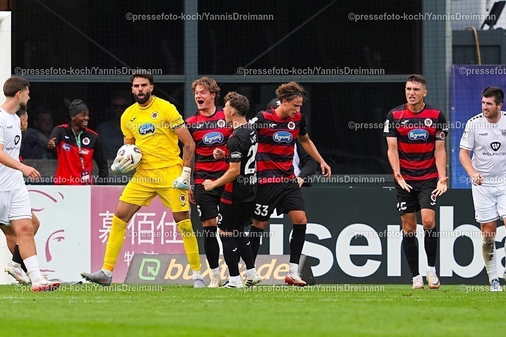xydr03082501073 | 03.08.2025, xydrx, Fußball, 3.Liga, Viktoria Köln - FC Schweinfurt 05, Saison 2025 2026, Sportpark Höhenberg:  Eduardo dos Santos Haesler (Viktoria Köln #1) und Viktoria Köln mannschaft jubeln über einen gehaltenen Elfmeter DFB regulations prohibit any use of photographs as image sequences and or quasi-video.