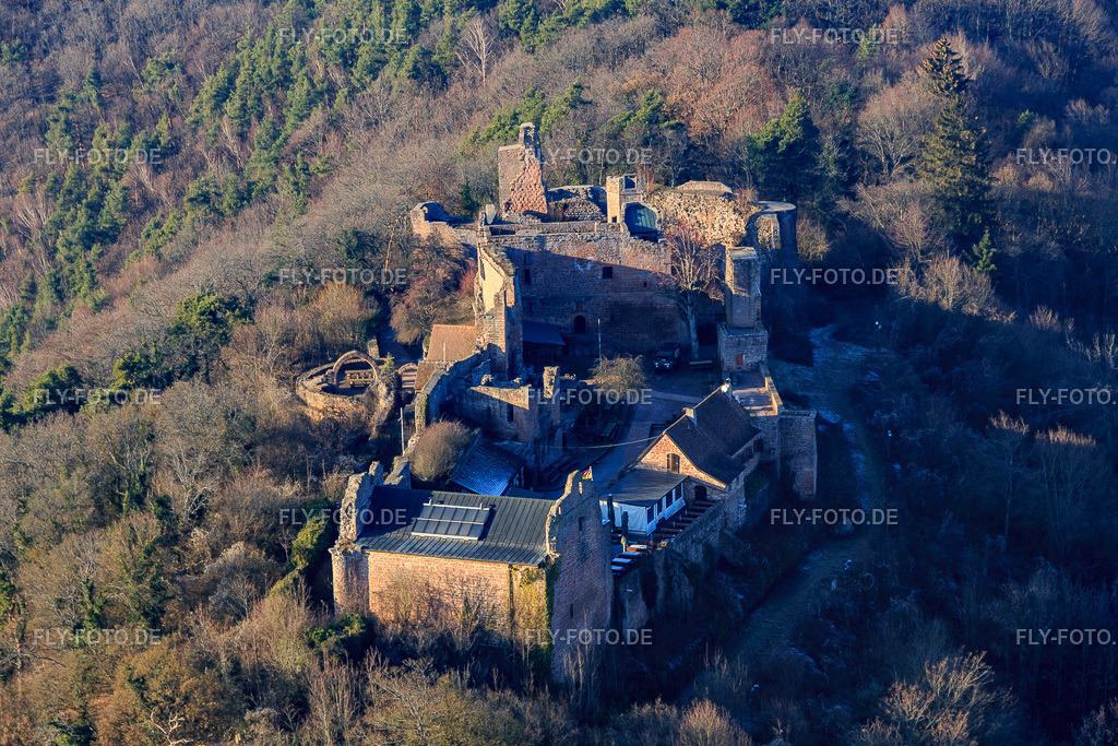 Burgruine Madenburg:Von Wäldern umgebene Überreste einer Hügelburg aus dem 11. Jahrhundert mit Restaurant. https://madenburg-pfalz.de/ | Luftbild: Burgruine Madenburg:Von Wäldern umgebene Überreste einer Hügelburg aus dem 11. Jahrhundert mit Restaurant. https://madenburg-pfalz.de/ in Eschbach im Bundesland Rheinland-Pfalz in Deutschland. Foto: IMG_112525.jpg vom 21.01.2019 durch Werner Riehm/FLY-FOTO.de - Realisiert mit Pictrs.com