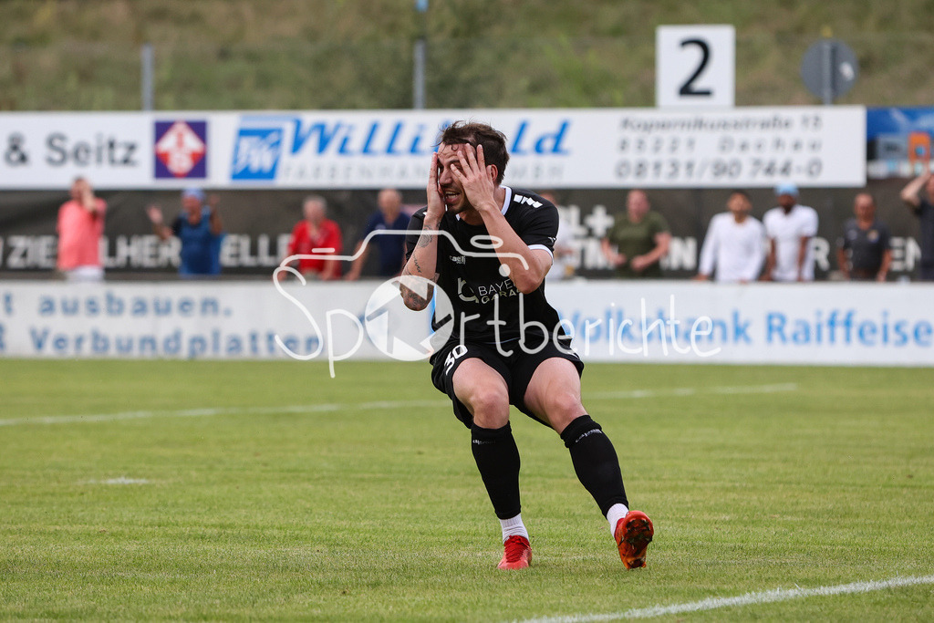 FC Pipinsried - FC Deisenhofen | Nico KARGER (FCP #30) aerget sich
