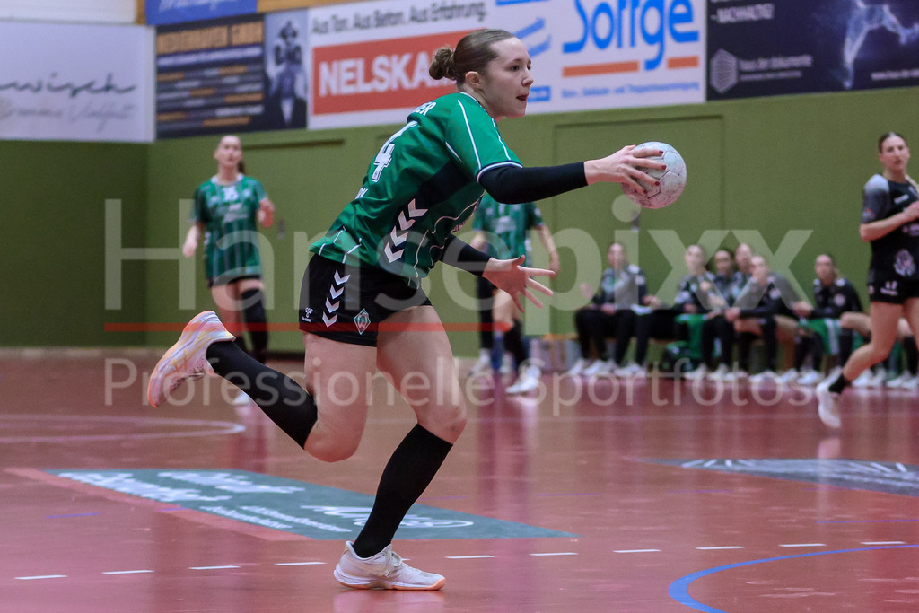 Handball, 2. Bundesliga Frauen, SV Werder Bremen - SG 09 Kirchhof | Mara Birk (SV Werder Bremen, 74) am Ball, Spielszene, Aktion, Action