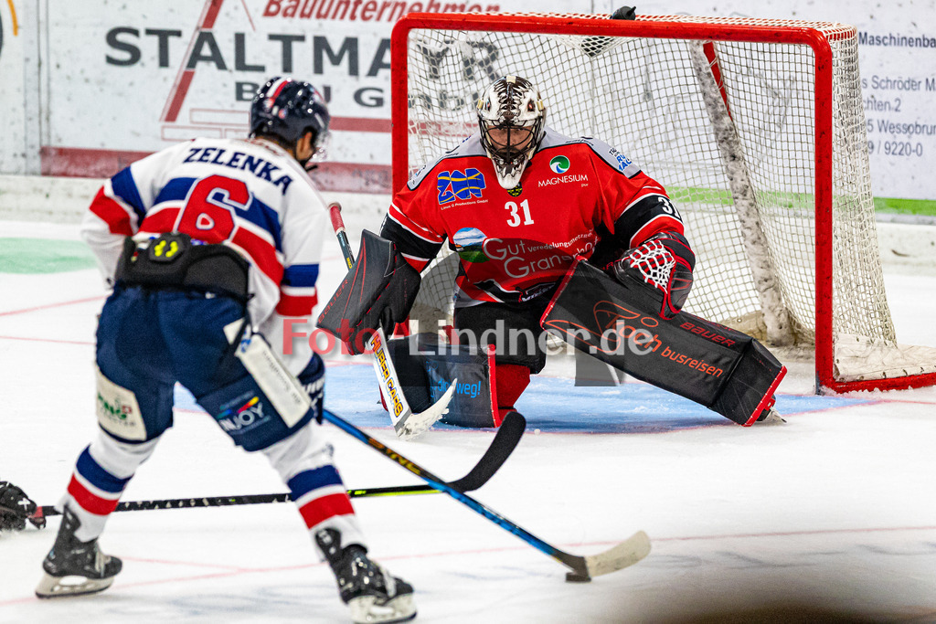 Testspiel TSV Peißenberg Miners vs ESC Kempten Sharks | Eishockey Bayernliga Vorbereitung 2023/2024, Testspiel TSV Peißenberg Miners vs ESC Kempten Sharks
Schuss aufs Tor von Korbinian SERTL (Goali Miners 31) von Ondrej ZELENKA (Sharks 6),
2023-09-10 in Peißenberg (Eisstadion)
6 Ondrej ZELENKA (Sharks 6), 31 Korbinian SERTL (Goali Miners 31)
Copyright: FotoLindnerWJL