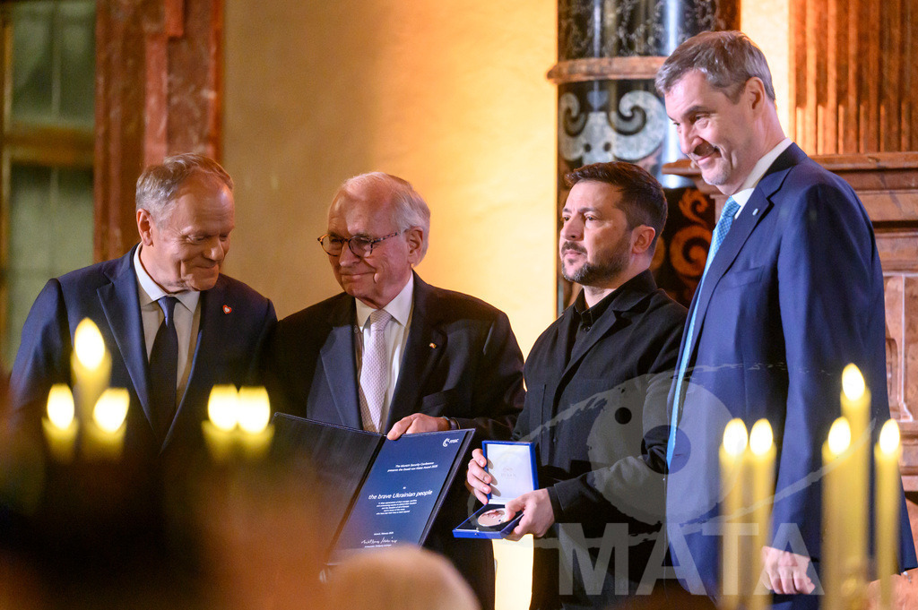 _DWI5443-2 | Politiker Donald Tusk (Civic Coalition), Ministerpräsident der Republik Polen, Diplomat Wolfgang Ischinger, Vorsitzender der Münchner Sicherheitskonferenz, Politiker Wolodymyr Selenskyj, Präsident der Ukraine und Bayerns Ministerpräsident Markus Söder (CSU) in der Münchner Residenz bei der Verleihung des Ewald-von-Kleist-Preises. Der diesjährige Ewald-von-Kleist-Preis wird am Rande der Münchner Sicherheitskonferenz 2026 an das ukrainische Volk vergeben. München, 14.02.2026 Bayern Deutschland - Realisiert mit Pictrs.com