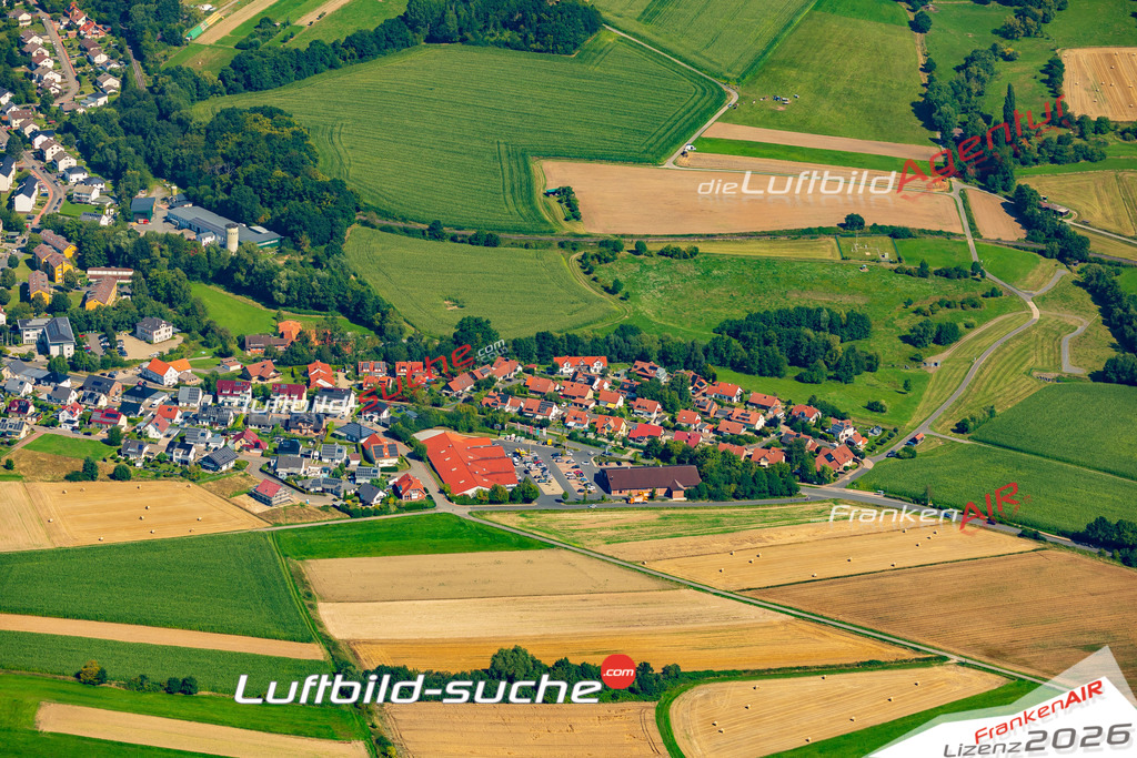 Klassische Luftaufnahme ohne Drohne zeigt:Hoof bei Schauenburg - Die Luftbildaufnahme wurde 2025 vom UL-Flugzeug heraus erstellt ( keine Drohnenaufnahme ) - Hochauflösende Luftaufnahme -Nicht vergleichbar mit Google Maps oder Satelittenbilder- Die Geschenkidee !Mit Lizenz und Bildrechte bestellbar