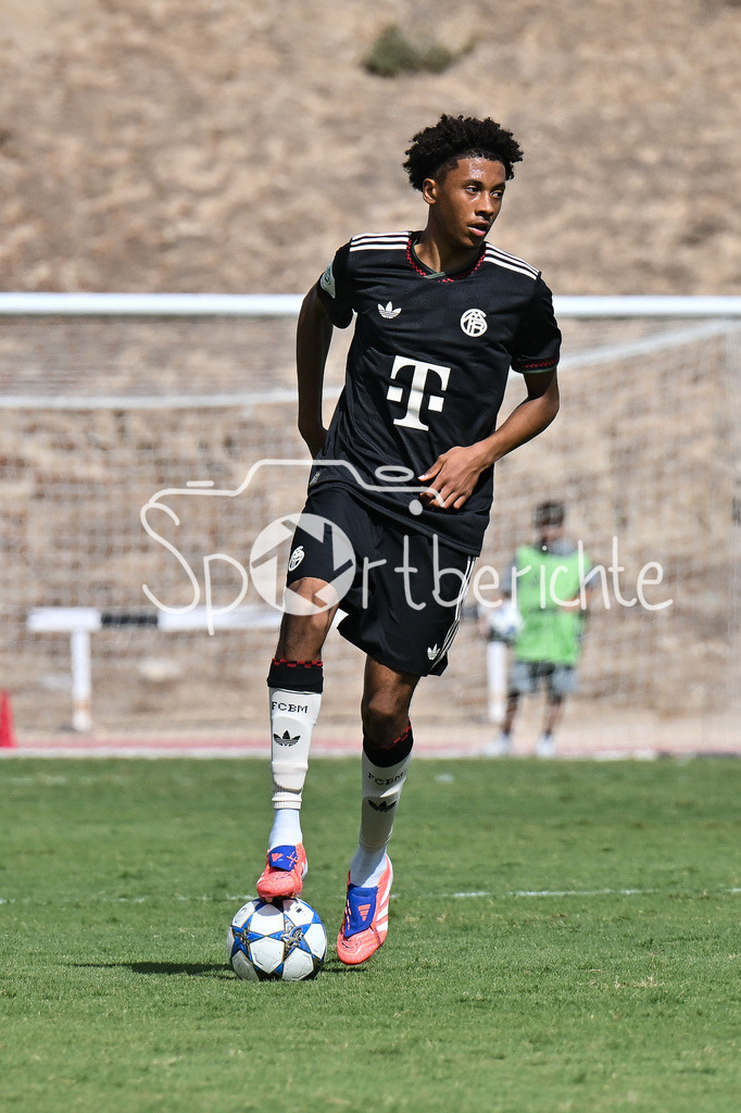 Papohs FC U19 - FC Bayern München U19 | am Ball Cassiano KIALA (FCB #4) / Einzelfoto / Freisteller / UEFA Youth League: Paphos FC U19 - FC Bayern München U19; Stelios Kyriakides Stadium am 30.09.2025