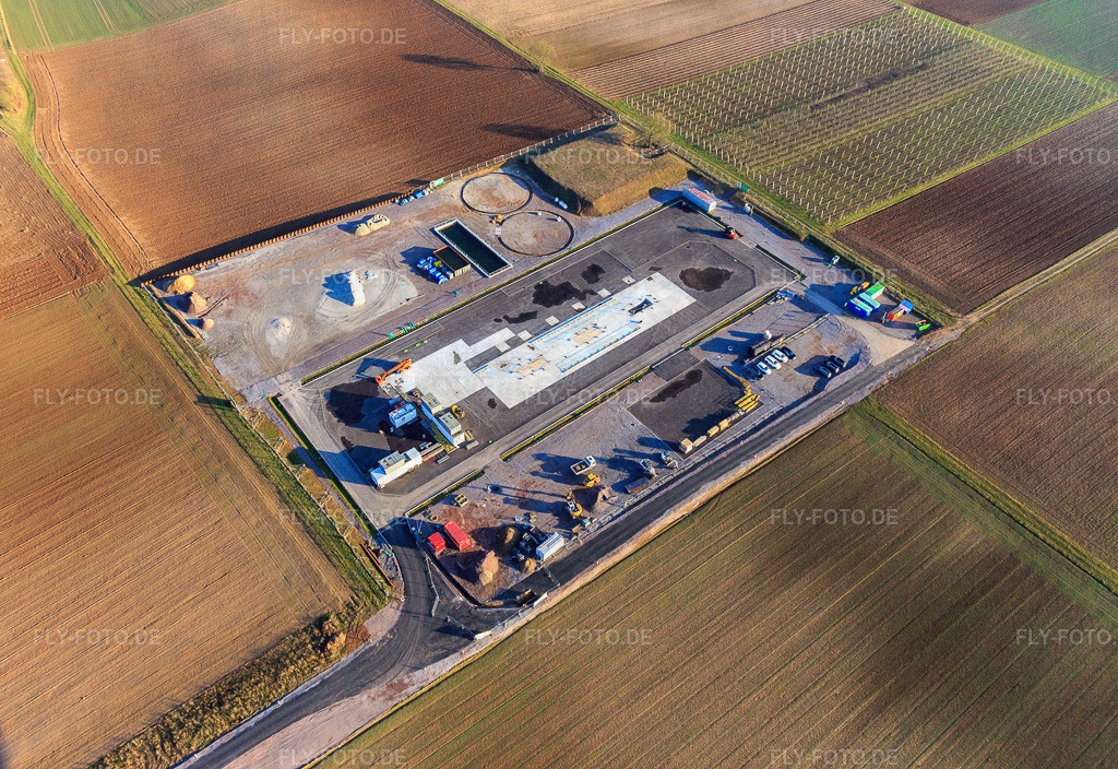 Baustelle des Tiefenbohrplatz V20 von Vulcan Energy am Schleidberg zur Förderung von Geothermie und Lithium https://v-er.eu/de/ | Luftbild: Baustelle des Tiefenbohrplatz V20 von Vulcan Energy am Schleidberg zur Förderung von Geothermie und Lithium https://v-er.eu/de/ in Insheim im Bundesland Rheinland-Pfalz in Deutschland. Foto: IMG_145342.jpg vom 02.02.2025 durch Werner Riehm/FLY-FOTO.de - Realisiert mit Pictrs.com