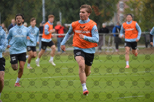RGE_6175b | Hertha BSC, 2.Bundesliga, Herren, Saison 2025/26, Training, Kennet Eichhorn,  Fotograf:   Ralf Gebhardt - Realisiert mit Pictrs.com
