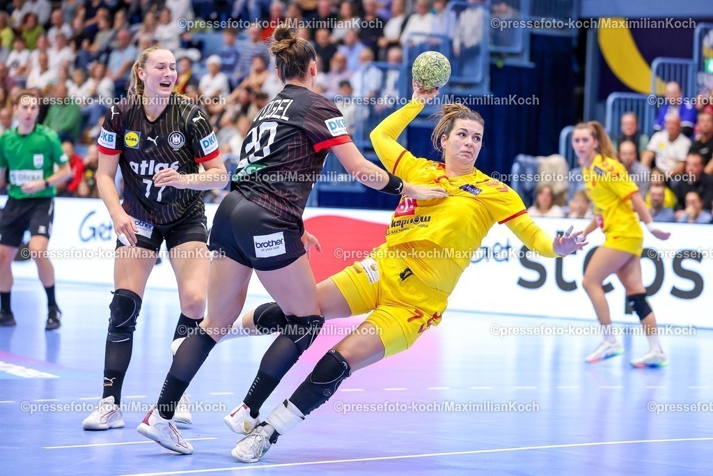 DHB16102501125 | 16.10.2025, Handball, EHF Frauen Länderpiel, EM Qualifikation 2026, Deutschland - Nordmazedonien, Schwalbe-Arena in Gummersbach:  Emily VOGEL (GER #20) im Zweikampf gegen   Ivana GAKIDOVA (MKD #07) 