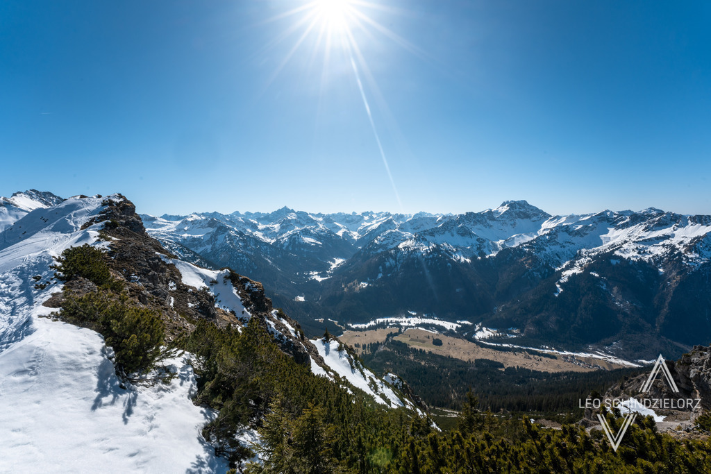 Fotografie-Leo-Schindzielorz-AT-Winter-Tirol-Bschieser-Tannheimer-Tal-Allgaeuer-Alpen-20250308-A7C00001-org | Atmosphärische Landschaftsbilder & Drohnenaufnahmen aus dem Allgäu, Tirol, Südtirol & der Schweiz – ideal für Leinwanddrucke & zur stilvollen Raumgestaltung. - Realisiert mit Pictrs.com
