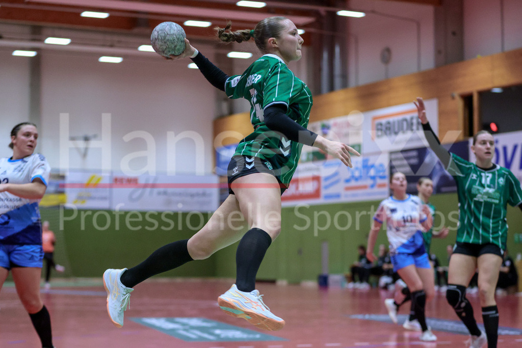 Handball, 2. Bundesliga Frauen, SV Werder Bremen - TuS Lintfort | Mara Birk (SV Werder Bremen, 74) beim Wurf, am Ball, Spielszene, Aktion, Action