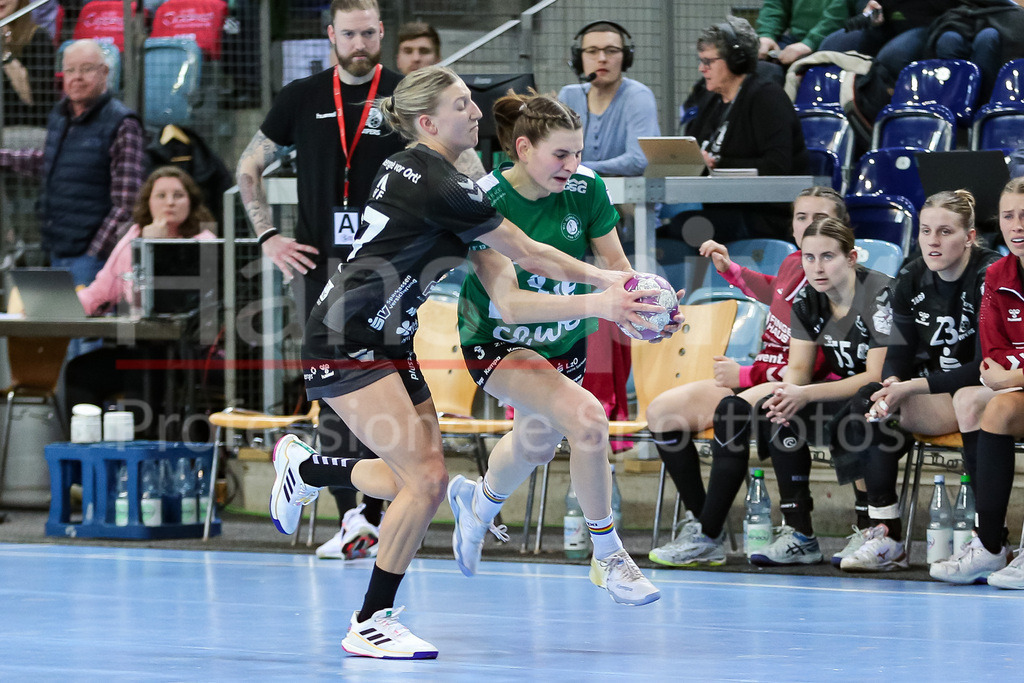 Handball, Bundesliga Frauen, VfL Oldenburg - HSG Bad Wildungen Vipers | v.li.: Hannah Berk (HSG Bad Wildungen Vipers, 17) und Lana Teiken (VfL Oldenburg, 3) im Zweikampf, Duell, Spielszene, Aktion, Action