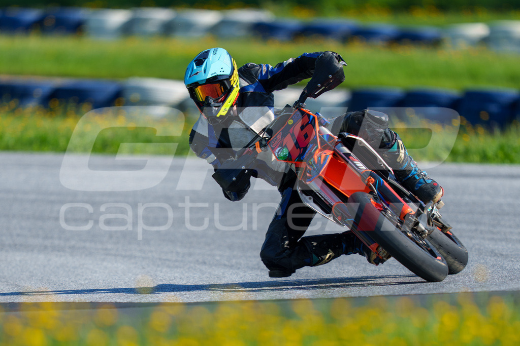 SuperMoto_Staatsmeisterschaft_Greinbach_078 | GRIPcapture steht für authentische Sportfotografie in Österreich – für Momente, die mehr sind als Geschwindigkeit oder Ergebnis. Es geht um Emotion, Spannung, Fokus und den Augenblick, der oft nur einen Wimpernschlag dauert.Ob Motorsport, Teamsport oder 