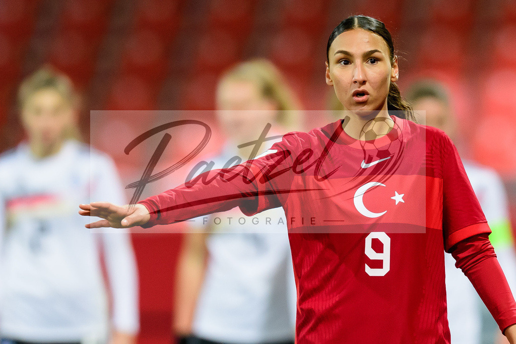 GERTUR20211126_169 | Fussball, Frauen: Miray Cin (Turkey) gestikuliert, Gestik bei dem Spiel der WM-Qualifikation zwischen Deutschland und Tuerkei im Eintracht-Stadion am 26.11.2021 in Braunschweig, Deutschland. - Realisiert mit Pictrs.com