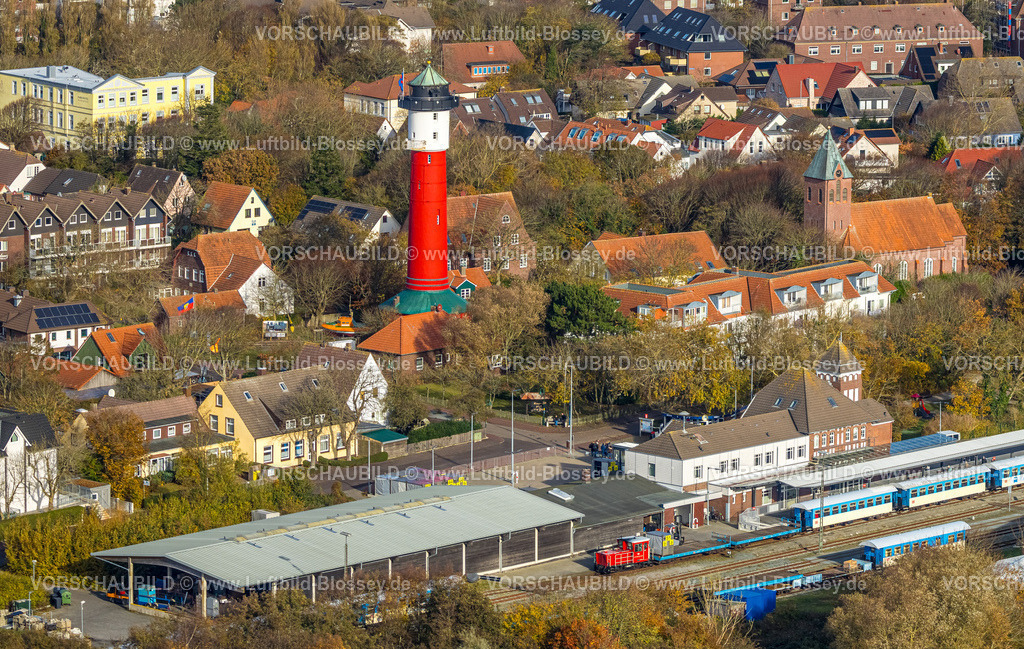 Friesland251106272Wangerooge-2 | Luftbild, rot-weißer Alter Leuchtturm und Inselmuseum im Zentrum, DB-Bahnhof und Inselsbahn, evangelisch-lutherische Nikolai-Kirche, Wangerooge, Norddeutschland, Ostfriesland, Niedersachsen, Deutschland