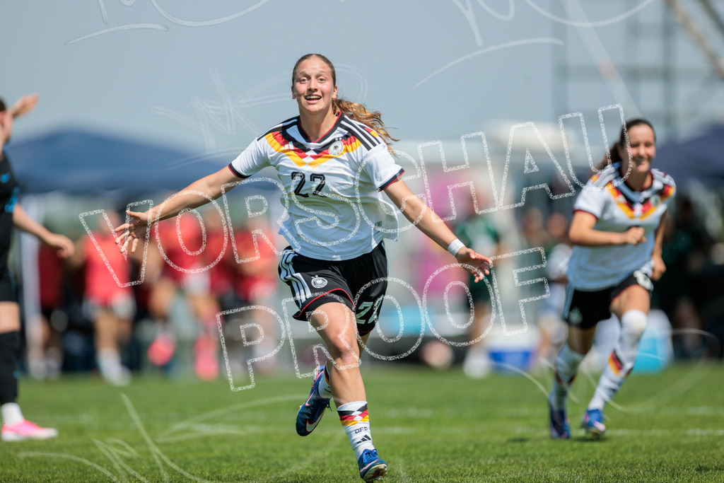 Testspiel U16-Juniorinnen: Deutschland – England | Die Bildergalerie dokumentiert das Länderspiel der deutschen U16-Juniorinnen gegen die Auswahl Englands. Die Fotografien zeigen Spielaktionen, Zweikämpfe, Torchancen, Mannschaftsszenen sowie weitere Impressionen der Begegnung. Die Aufnahmen entstanden im Rahmen des Testspiels beider Nachwuchsnationalmannschaften in der Kümpel + Hellmeister Arena in Hamm am 20. Juni 2026 und halten die sportlichen und emotionalen Momente des Spiels fest. - Realisiert mit Pictrs.com