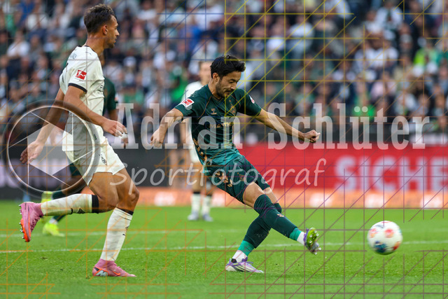 Borussia Mönchengladbach vs SV Werder Bremen - Bundesliga  | Mönchengladbach, Deutschland, 14.09.25:   Yukinari Sugawara (SV Werder Bremen) in Aktion am Ball, Einzelaktion waehrend des Spiels der Bundesliga zwischen Borussia Mönchengladbach vs SV Werder Bremen im Stadion im Borussia Park(Foto von Brauer-Fotoagentur / Adrian Schlueter)