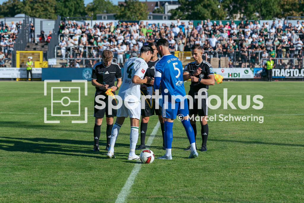 SSVg Velbert 02 – Borussia Mönchengladbach | Kevin Diks (Borussia Mönchengladbach) und Tristan Duschke (SSVg Velbert 02) vor dem Anpfiff. Testspiel zwischen der SSVg Velbert 02 und Borussia Mönchengladbach in Velbert, 12.08.2026. Endstand: 0:8. sportimfokus / Marcel Schwering - Realisiert mit Pictrs.com