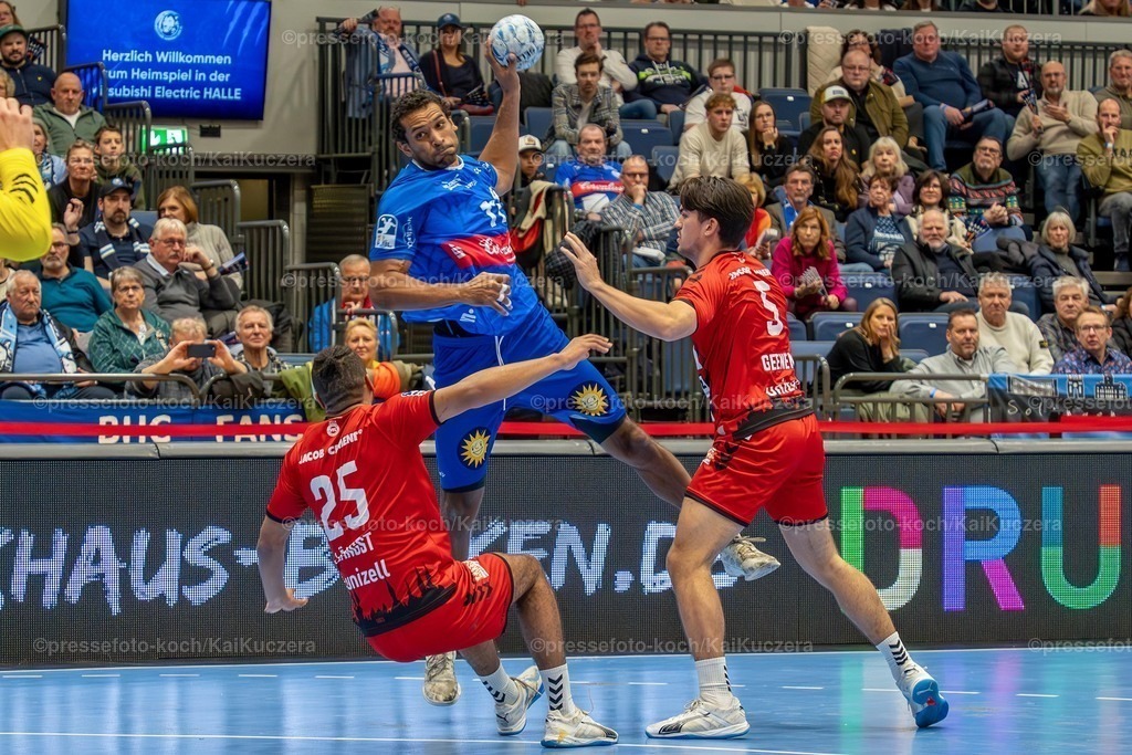 KKU15122401025 | 15.12.2024, xkkux, Handball, 2. HBL, Bergischer HC - VfL Lübeck-Schwartau, Mitsubishi Electric HALLE Düsseldorf, Saison 2024 2025: Djibril M Bengue (BHC #11) behauptet sich gegen Patrik Längst (VFL Lübeck-Schwartau 25) und Kai Geenen (VFL Lübeck-Schwartau 5)