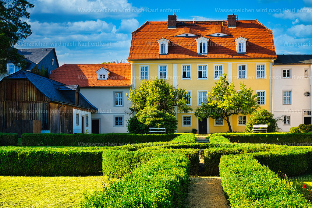 Herrnhut, Heimatmuseum | Das Gebäude des Heimatmuseums in Herrnhut ist ein historisches, traditionelles Bauwerk, das durch seine schlichte Architektur und den charakteristischen Baustil auffällt. Es vermittelt bereits von außen einen Eindruck von der Geschichte und dem kulturellen Erbe der Stadt. Als Heimatmuseum bewahrt es Erinnerungen an das frühere Leben in Herrnhut und macht die regionale Geschichte für Besucher anschaulich. - Realisiert mit Pictrs.com