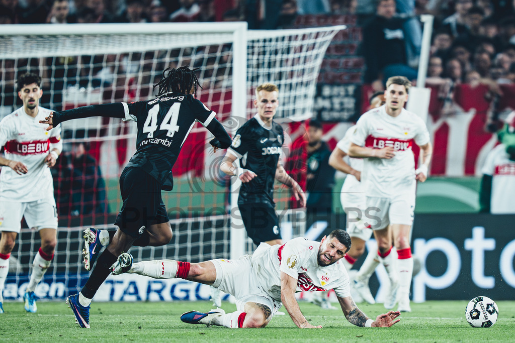 VfB Stuttgart vs. SC Freiburg, Fussball, DFB-Pokal, Halbfinale, 23.04.2026 | Zweikampf zwischen Johan Manzambi (SC Freiburg, #44) und Jeff Chabot (VfB Stuttgart, #24),VfB Stuttgart vs. SC Freiburg, Fussball, DFB-Pokal, Halbfinale, 23.04.2026DFB regulations prohibit any use of photographs as image sequences and/or quasi-video