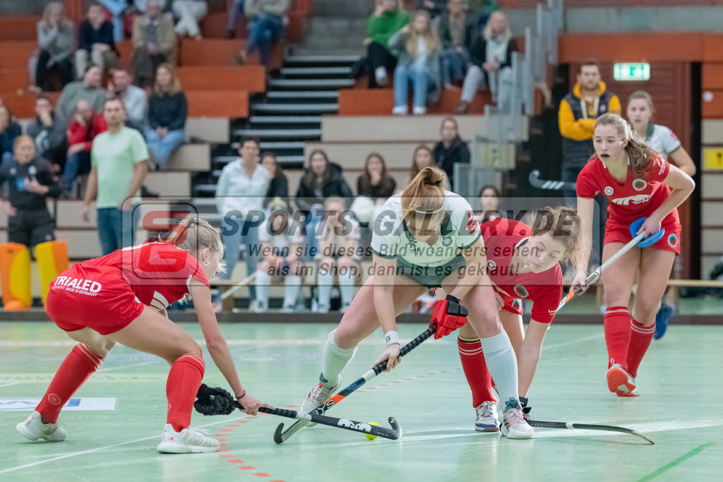 HK_20230108_102615 | 1. Bundesliga ( Halle ) Damen Crefelder HTC - Uhlenhorst Mülheim am 8.1.2023 Crefelder HTC  ( CHTC ), Krefeld , Elena Clococeanu ( Uhlenhorst Mülheim #24 ) , Jule Hufer ( Crefelder HTC #10 )