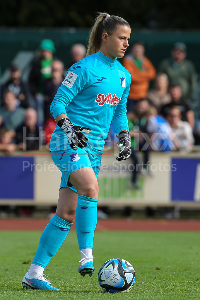 Fussball, Google Pixel Frauen-Bundesliga, SV Werder Bremen - TSG 1899 Hoffenheim | v.li.: Martina Tufekovic (Torwart, Torhüterin, TSG 1899 Hoffenheim, 1) Freisteller, Einzelbild, Ganzkörper, Aktion, Action, Spielszene, DIE DFB-RICHTLINIEN UNTERSAGEN JEGLICHE NUTZUNG VON FOTOS ALS SEQUENZBILDER UND/ODER VIDEOÄHNLICHE FOTOSTRECKEN. DFB REGULATIONS PROHIBIT ANY USE OF PHOTOGRAPHS AS IMAGE SEQUENCES AND/OR QUASI-VIDEO.