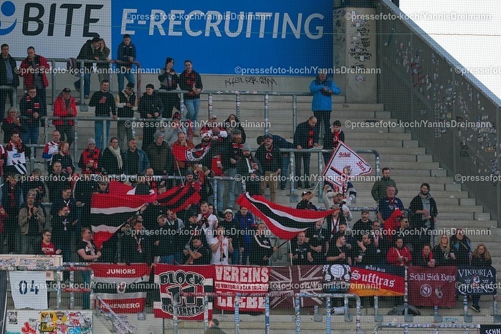 xYDRx18102501184 | 18.10.2025, xydrx, Fußball, 3.Liga, Rot-Weiss Essen - FC Viktoria Köln, Saison 2025 2026, Stadion an der Hafenstraße: Fans vom FC Viktoria Köln im Auswärtsblock  DFB regulations prohibit any use of photographs as image sequences and or quasi-video.