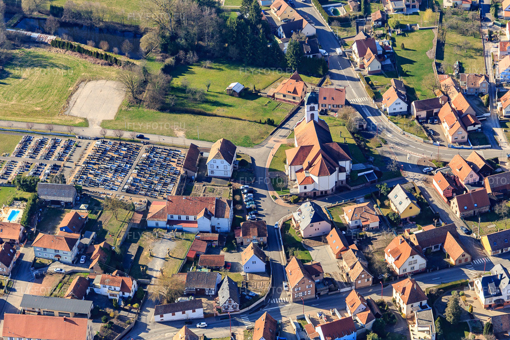 Vue aérienne: Cimetière protestant et église protestante Saint-Michel à Mertzwiller dans le département Bas Rhin, France – .Photo: IMG_097480.jpg prise le 16/03/2017 par Werner Riehm/FLY-FOTO.eu – Résolution de l'original: 5174 x 3449 px
