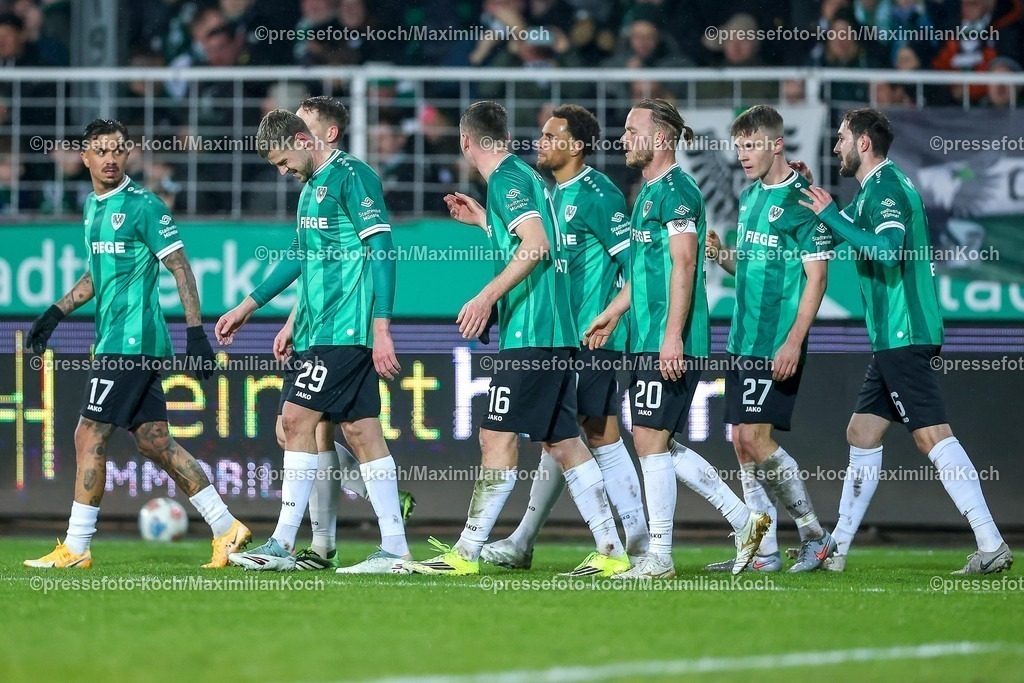 PRM06022601054 | 06.02.2026, Fußball, Preußen Münster - VfL Bochum, 2. Fußball Bundesliga,  Preußenstadion, 21.Spieltag, Saison 2025 2026: Torjubel nach dem Tor zum 1:0 durch Torschütze Imad Rondic (Preussen Muenster #29)  zusammen mit der Mannschaft  DFB regulations prohibit any use of photographs as image sequences and or quasi-video.