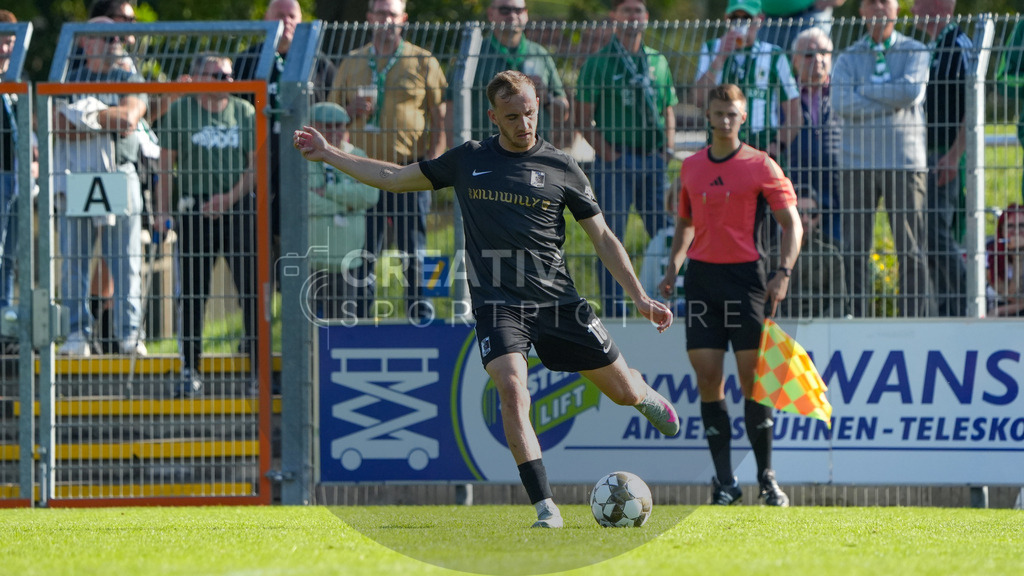 Fußball, Herren, Saison 2025/2026, Regionalliga Nordost, 10. Spieltag, FSV 63 Luckenwalde vs. BSG Chemie Leipzig, Samstag 27.09.2025, Werner-Seelenbinder-Stadion Luckenwalde, | Fußball, Herren, Saison 2025/2026, Regionalliga Nordost, 10. Spieltag, FSV 63 Luckenwalde vs. BSG Chemie Leipzig, Samstag 27.09.2025, Werner-Seelenbinder-Stadion Luckenwalde, Im Bild: Phillipp Wendt (Chemie) - Realisiert mit Pictrs.com