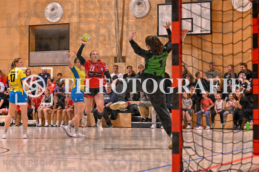 GER, SG Maulburg/Steinen - SV Allensbach 2, Frauen-Handball, Oberliga Suedbaden, 1. Spieltag, Saison 2024/2025, 28.09.2024 | Maike Hartmann (SG Maulburg/Steinen, #22) beim Wurff gegen Emilia Doering (SV Allensbach 2, #01)GER, SG Maulburg/Steinen - SV Allensbach 2, Frauen-Handball, Oberliga Suedbaden, 1. Spieltag, Saison 2024/2025, 28.09.2024Foto: TH Fotografie/Thomas Hess