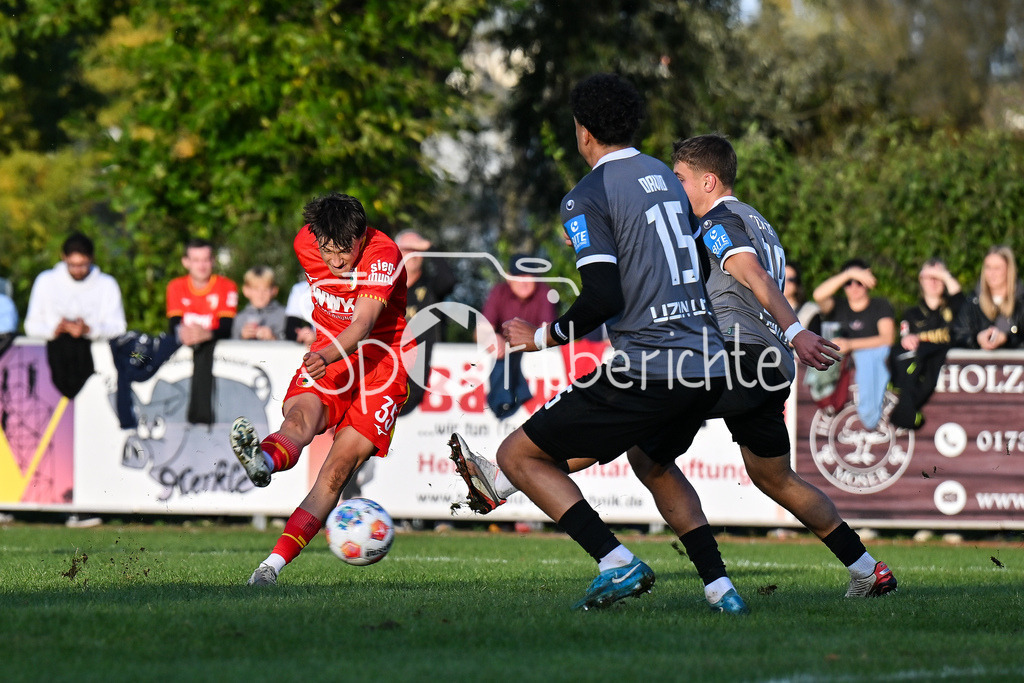FC Augsburg - SSV Ulm 1846 Fussball | Primin REINHEIMER (FC Augsburg 35) bei einem Torschuss / Testspiel: FC Augsburg - SSV Ulm 1846 Fussball; TSV Burgau Sportzentrum am 08.10.2025