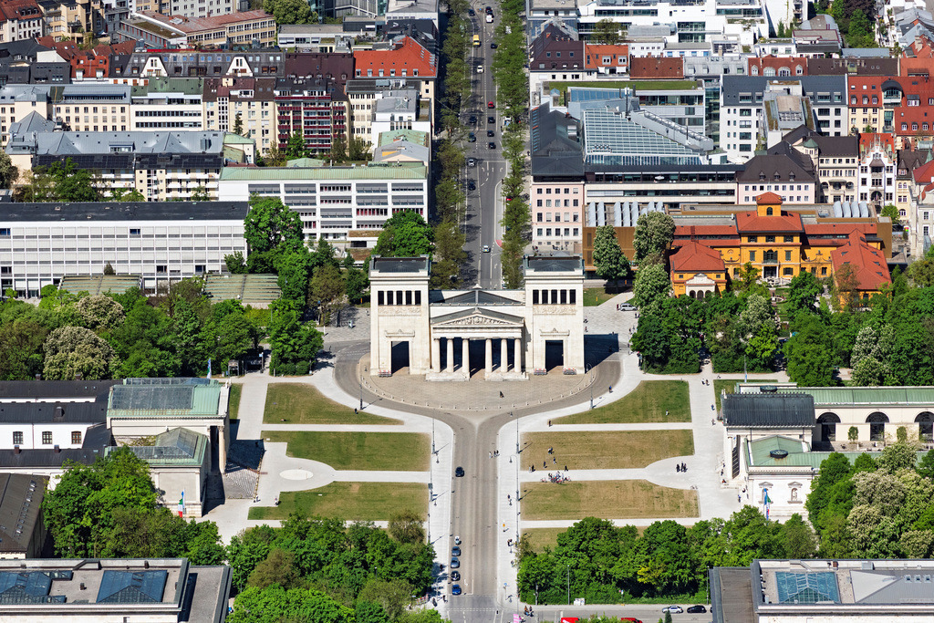 dr__0064282.jpg | MüNCHEN 29.04.2025 Museums- Gebäude- Ensemble " Propyläen " und Staatliche Antikensammlung am Königsplatz im Stadtteil Maxvorstadt in München im Bundesland Bayern, Deutschland. Weiterführende Informationen bei: Staatliche Antikensammlungen und Glyptothek. // Museum-building ensemble "Propylaea" and State Collection of Antiquities at Koenigsplatz in the district Maxvorstadt in Munich in the state Bavaria, Germany. Further information at: Staatliche Antikensammlungen und Glyptothek. Foto: Daniel Reiter