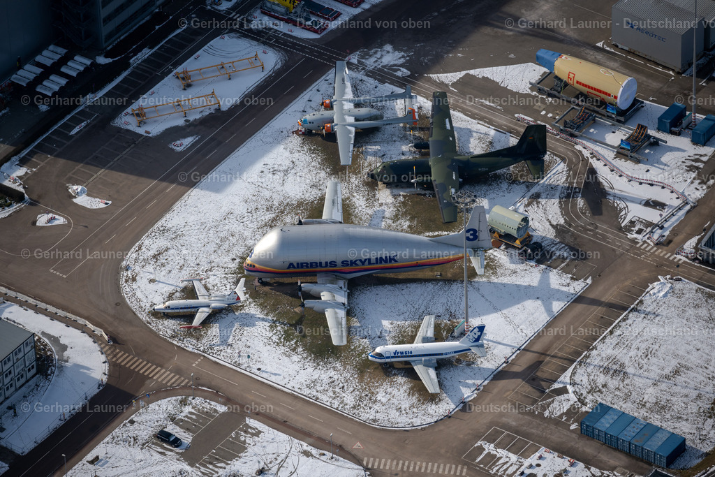 4044531 | HAMBURG 14.02.2021 Winterlich schneebedeckte Werftgelände der Airbus SE mit historischen Transportflugzeugen Super Guppy Airbus Skylink 3, Transall, VFW 614 u.a. im Ortsteil Finkenwerder in Hamburg, Deutschland. Weiterführende Informationen bei: Airbus SE. // Wintry snowy shipyard of the aeronautical company Airbus SE with historic transport aircraft in the district Finkenwerder in Hamburg, Germany. Further information at: Airbus SE. Foto: Gerhard Launer
