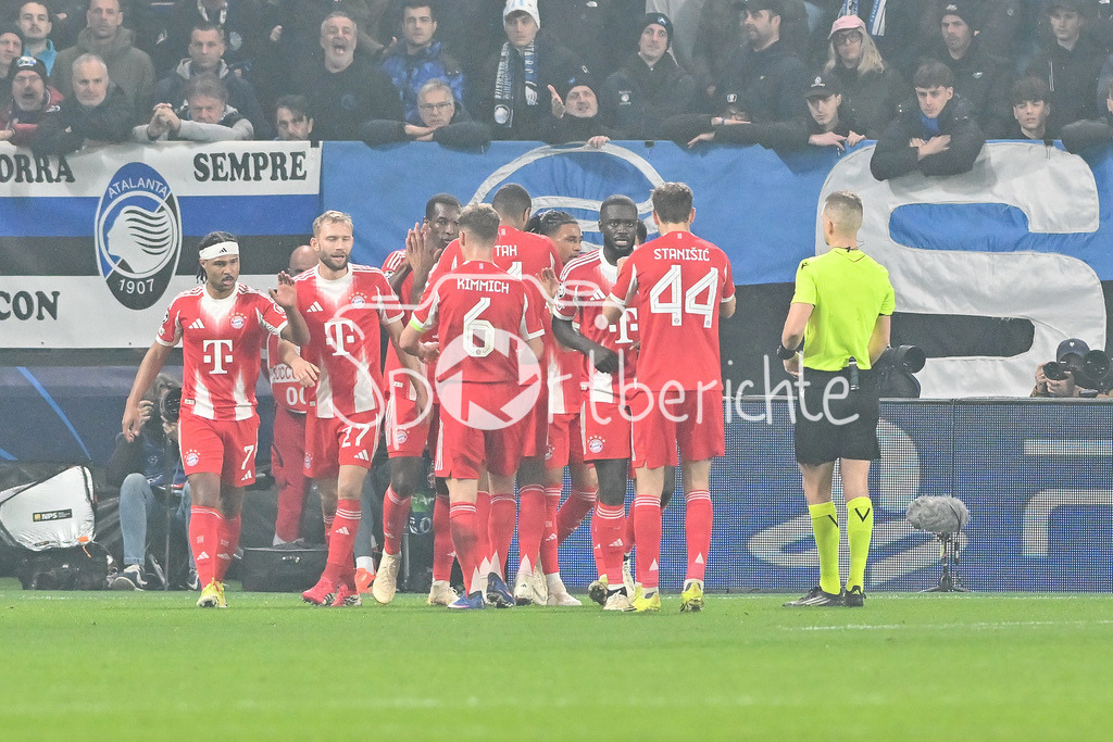 Atalanta Bergamo - FC Bayern München | BERGAMO, ITALY - 10. MARCH: Bayern Munich celebrating the goal to makes 0-2 by Michael OLISE (FC Bayern Munich 17) Tor / Torschuetze / Freude / Happy during the UEFA Champions League match between Atalanta Bergamo vs. FC Bayern Munich on first leg of round of 16 at New Balance Arena