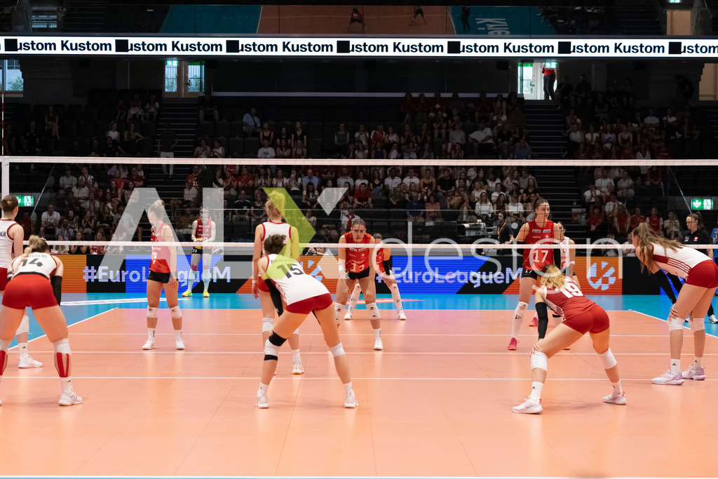 Austria v Switzerland - CEV European League Women | KRIENS, SWITZERLAND - JUNE 14: Both teams waiting for a serve during the CEV European League match between Austria and Switzerland at Pilatus Arena on June 14, 2026 in Kriens, Switzerland. - Realisiert mit Pictrs.com