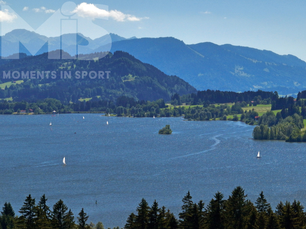 mis310719RF04.JPG | 04.07.2022, Der Stausee Rottachspeicher im Allgäu aus der Luft. Segler sind bei gutem Wind auf dem Wasser. - Realisiert mit Pictrs.com