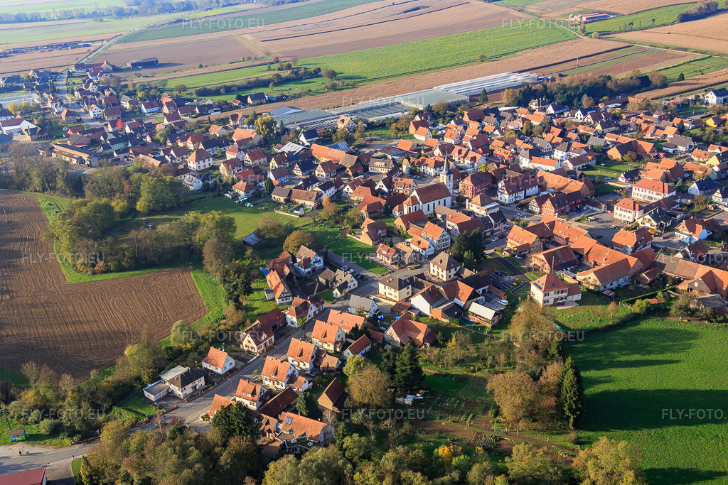 Vue aérienne: Rue de la Gare à Niederrœdern dans le département Bas Rhin, France – .Photo: IMG_075678.jpg prise le 01/11/2014 par Werner Riehm/FLY-FOTO.eu – Résolution de l'original: 5370 x 3580 px