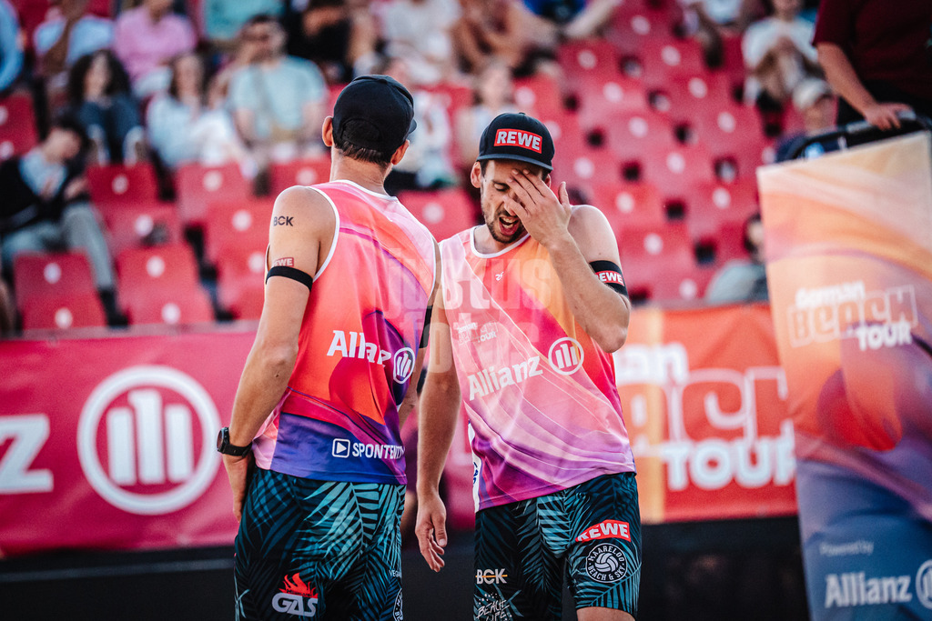 Beachvolleyball | Männer | Allianz German Beach Tour 2025 | Tourstop Berlin | 21.08.2025 | v.l. Jonathan Erdmann und Nejc Zemljak enttäuscht