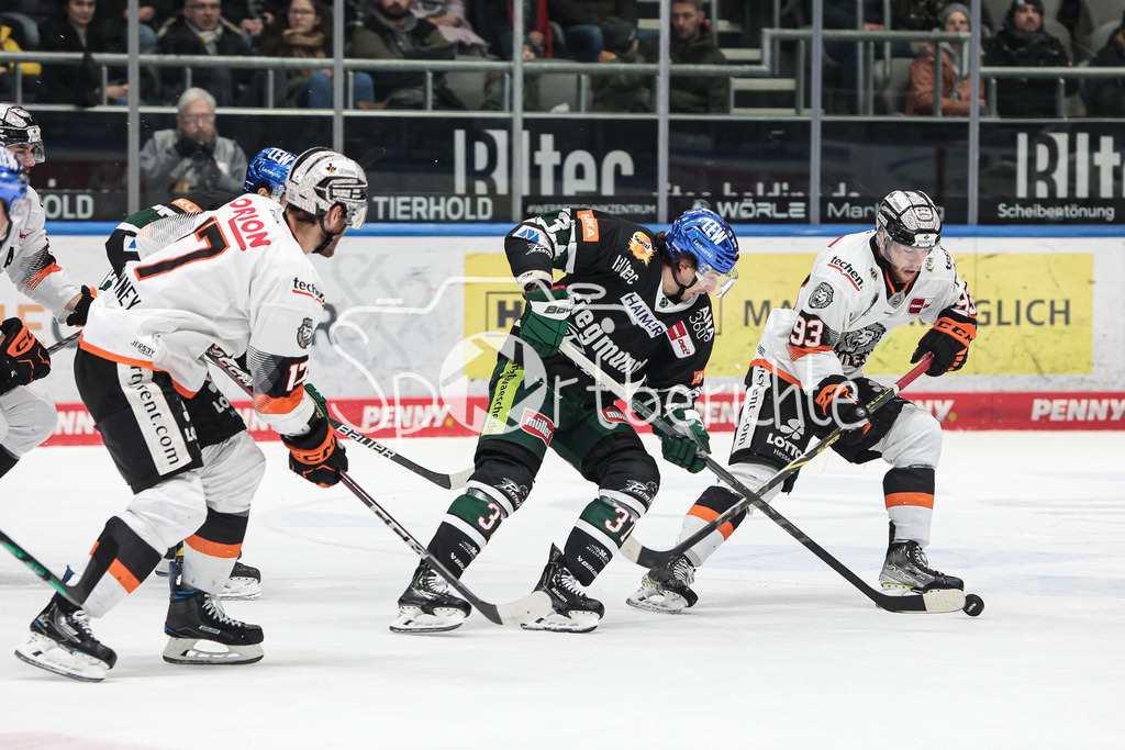 Augsburger Panther - Loewen Frankfurt | Terry BROADHURST (AEV #37) im Duell mit Simon SEZEMSKY (FRA #93)