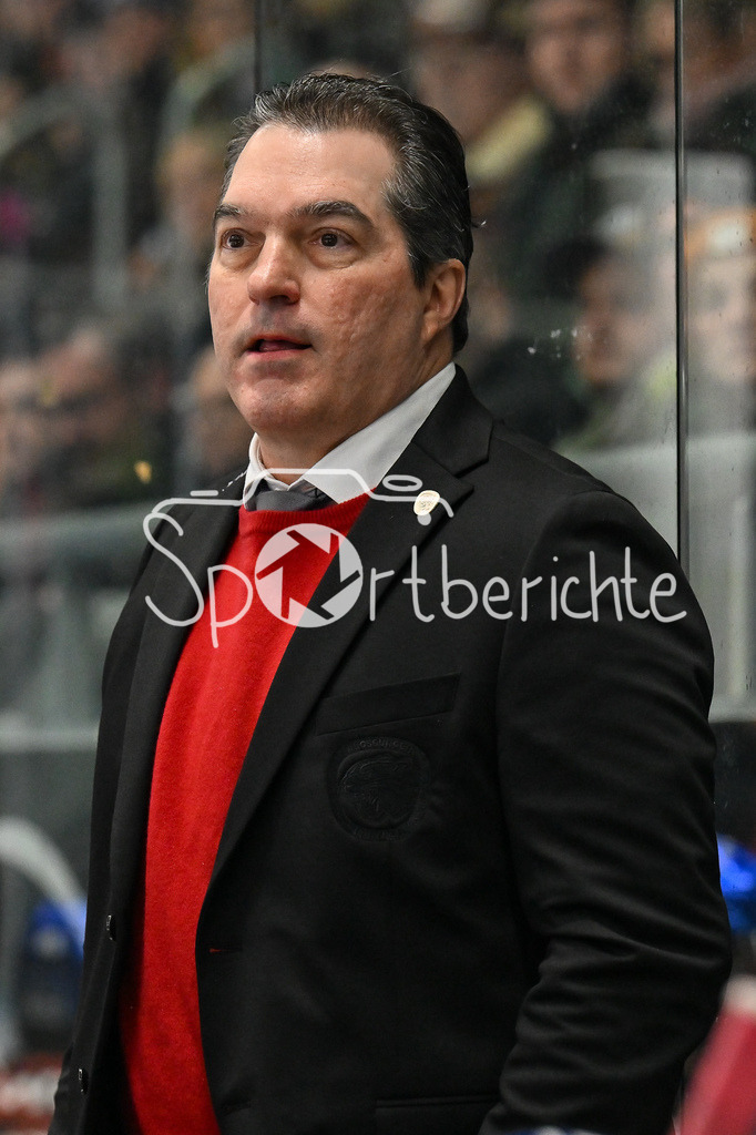 Augsburger Panther - Straubing Tigers | im Bild Larry MITCHELL Headcoach Augsburger Panther / Freisteller / Einzelfoto / DEL: Augsburger Panther - Straubing Tigers, Curt Frenzel Stadion am 29.11.2024