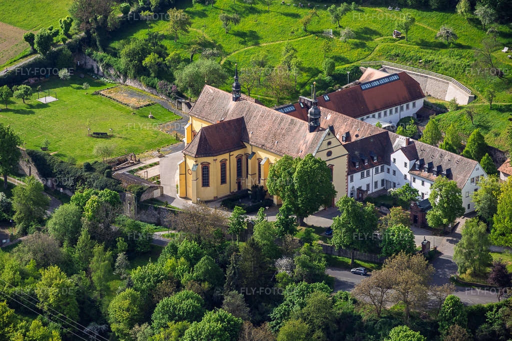 Luftbild: Ehem. Klosterkirche Altstadt in Hammelburg im Bundesland Bayern in Deutschland.Foto: IMG_155611.jpg vom 03.05.2026 durch Werner Riehm/FLY-FOTO.deAuflösung des Originals: 5577 x 3718 pxBayerische Musikakademie Hammelburg