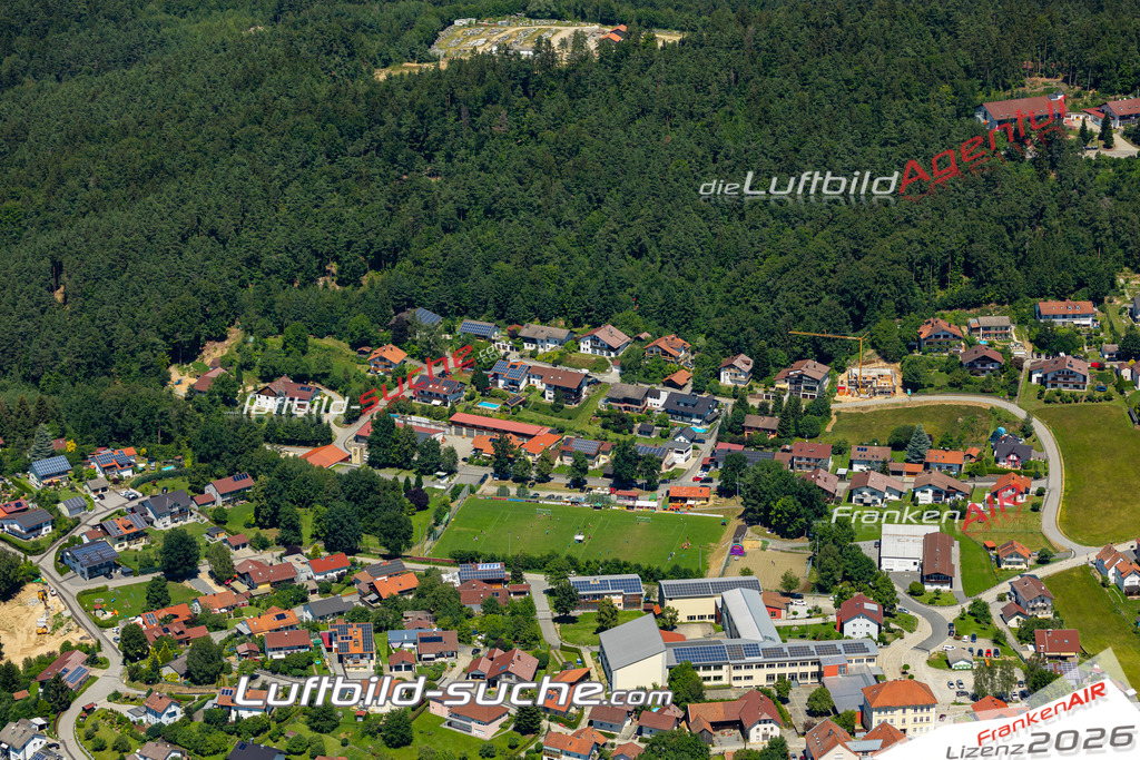 Aktuelles Luftbild von  Thurmansbang - Die Luftaufnahme wurde 2022 mittels UL-Flugzeug erstellt ( keine Drohne ) - hochauflösende Kamera-Systeme von  Canon -Beste Qualität - Für grossformatige Ausdrucke geeignet. Die Geschenkidee !